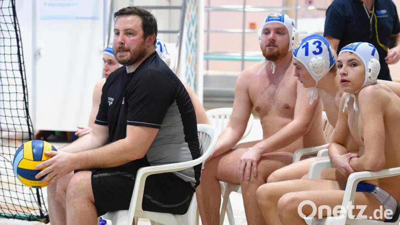 Trainer Sean Ryder (links) erwartet von den Wasserballern des SV Weiden eine deutliche Leistungssteigerung. Archivbild: G. Büttner