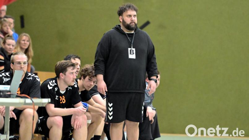 Christof Heiduk (stehend), Trainer der HG Amberg, sieht sein Team in Erlangen in der Außenseiterrolle. Archivbild: Hubert Ziegler