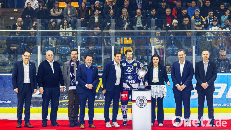Vor dem letzten Hauptrunden-Heimspiel wurden die Blue Devils von Vertretern des Deutschen Eishockey-Bundes (DEB) als Meister der Oberliga Süd geehrt: Von links: Franz Vodermeier (Geschäftsführer Blue-Devils-Spielbetriebs-GmbH), Thomas Siller (Vorsitzender 1. EV Weiden), Stephan Oetzinger (Landtagsabgeordneter), Jens Meyer (Oberbürgermeister der Stadt Weiden), Claus Gröbner (DEB-Generalsekretär), Kapitän Dennis Thielsch, Sabrina Melischko (Angestellte in der Geschäftsstelle der Blue Devils), Nicholas Rausch (stellvertretender DEB-Generalssekretär) und Jürgen Rumrich (Sportlicher Leiter der Blue Devils). Bild: Werner Moller