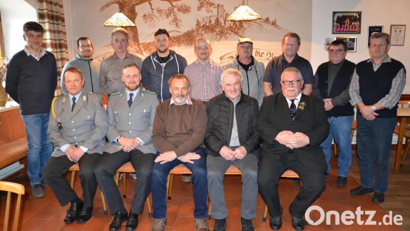 Josef Schafbauer (vorne, Zweiter von rechts) wurde als Vorsitzender und Georg Frischholz (vorne, Mitte) zum Stellvertreter der KSK Tröbes gewählt. Kreisvorsitzender Richard Berger (vorne, rechts) sowie Oberleutnant Markus Wagner (Zweiter von links) und Kompaniefeldwebel Jürgen Wölfel (links) gratulierten. Bild: gi