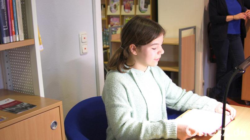 Hannah Meister (Bild) wurde beim Kreisentscheid des Vorlesewettbewes Siegerin. Das Mädchen aus Premenreuth las beim Kürprogramm im Buch „Winston – Ein Kater in geheimer Mission“ von Frauke Scheunemann. Bild: wro