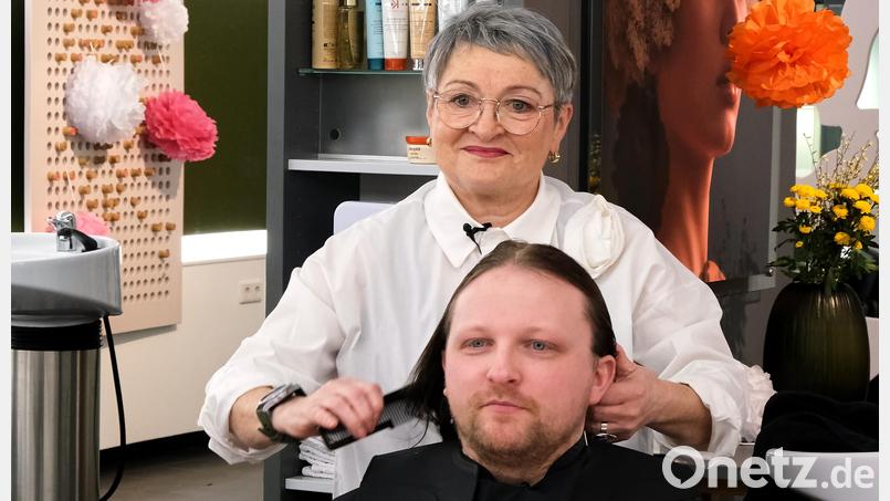 Auch an ihrem Ehrentag trat Marie-Luise Brunner als Friseurin in Aktion – in erster Linie der Bilder wegen und um dabei interviewt zu werden. Bild: Peter Ringeisen