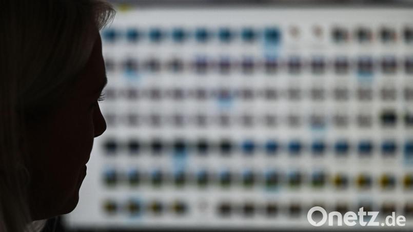 Eine Vielzahl von Bildern und Videos, die den sexuellen Missbrauch von Kindern und Jugendlichen zeigten, hatte die Polizei auf einem Computer und einem Handy des Angeklagten gefunden. Symbolbild: Arne Dedert/dpa