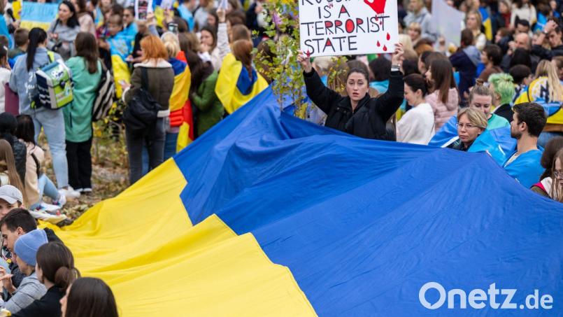 Frauen, Männer und Kinder nehmen mit Fahnen und Transparenten an einer spontanen Kundgebung vor der bayerischen Staatskanzlei angesichts der Lage in der Ukraine teil. Bild: Peter Kneffel/Deutsche Presse-Agentur GmbH/dpa/Archivbild