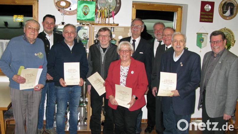Ehrungen standen auf der Tagesordnung bei der Jahreshauptversammlung der Schützengesellschaft Rehbühl: Dieter Strößner, Stefan Gollwitzer, Werner Friedmann, Hans Werner Deisel, Sieglinde Rehm, Josef Binner, Karl Schmid, Franz Fuhrmann, Ludwig Friedmann, Herbert Tischler (von links). Bild: R. Kreuzer