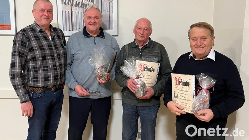 Der Vorsitzende der Krippenfreunde Reinhard Heldmann (von links) mit den Geehrten Karl-Heinz Eckert, Adolf Birner und Günter Schaller. Bild: Reinhard Heldmann/exb