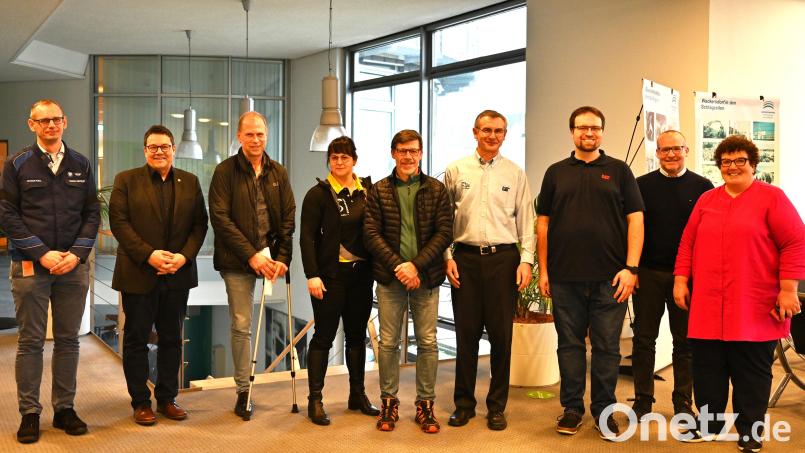 Gemeinsam mit dem Organisator Ski-Club Schwandorf, Bürgermeister Thomas Falter, den weiteren Sponsoren und den Spendenempfängern freut sich das BMW-Werk Wackersdorf auf den Fifala am 16. Mai. Bild: Dominik Hämmerl/exb