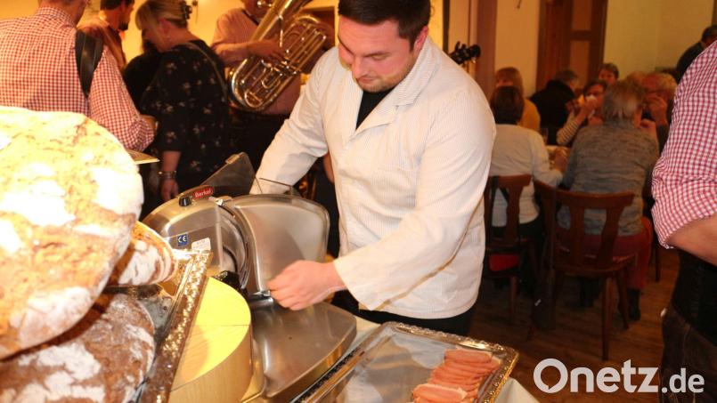 Omas Wurstschneidmaschine kommt zum Einsatz, um beim Bayerischen Abend den Räucherschinken hauchdünn zu schneiden. Archivbild: do