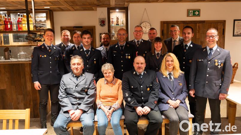 Neuwahlen standen bei der Feuerwehr Griesbach auf der Agenda. Im Bild die alte und neue Vorstandschaft mit den geehrten Mitgliedern. Bild: Jakob Czepa/Feuerwehr Griesbach/exb