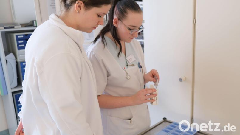Zwei Auszubildende, die sich am Projekt &quot;Schüler leiten eine Station&quot; am Amberger Klinikum beteiligen, bereiten Medikamente für Patienten vor. Bild: Klinikum/Dietl/exb