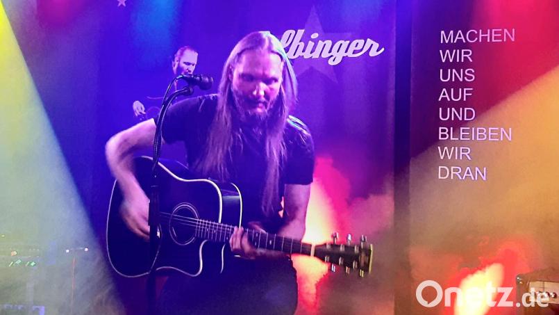 Hochkonzentriert präsentiert Huey Colbinger seine Songs auf der "Live Stage" im Parapluie. Bild: uz