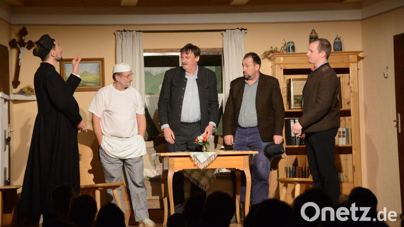 Pfarrer Heizinger (Michael Simmerl), die &quot;drei Dorfheiligen&quot; Bäckermeister Peter Söllbeck (Richard Beer), Bürgermeister Simon Hilgermoser (Erwin Bösl), Wagnermeister Quirin Riedlechner (Edwin Funk, von links) und Lehrer Martin Furtner (Peter Bäumler) besprechen das weitere Vorgehen mit den ominösen Briefen der &quot;schwarzen Resi&quot;. Bild: bey