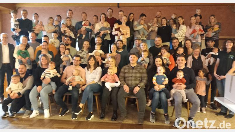 Kaum alle auf ein Bild zu bekommen sind die neuen Erdenbürger Hahnbachs mit ihren Eltern und den Bürgermeistern Bernhard Lindner (links) und Evi Höllerer (rechts). Bild: hka