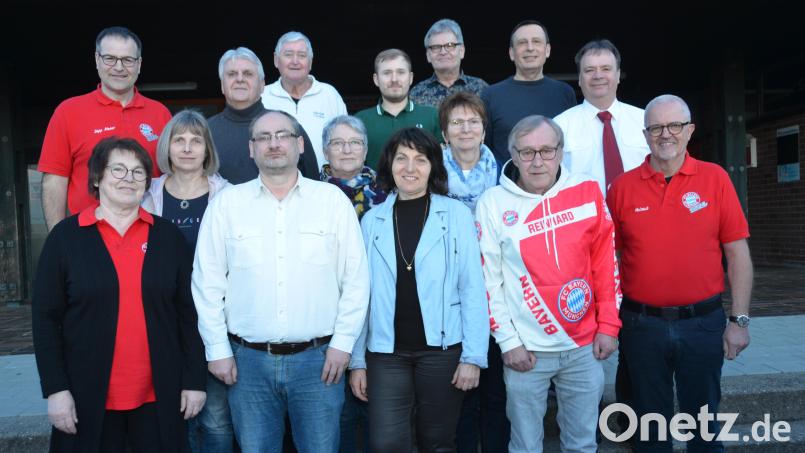 Josef Maier (links), Vorsitzender des FC Bayern Fanclubs ehrte bei der Jahreshauptversammlung viele langjährige Mitglieder. Er überreichte silberne und bronzene Ehrennadeln für 40- und 25-jährige Zugehörigkeit. Bild: dob