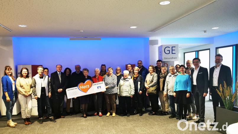 Christian Weigert und Thomas Graf von der Volksbank Raiffeisenbank Nordoberpfalz eG (rechts) unterstützen regionale Vereine und Institutionen mit 10.000 Euro Bild: Volksbank Raiffeisenbank Nordopf./exb