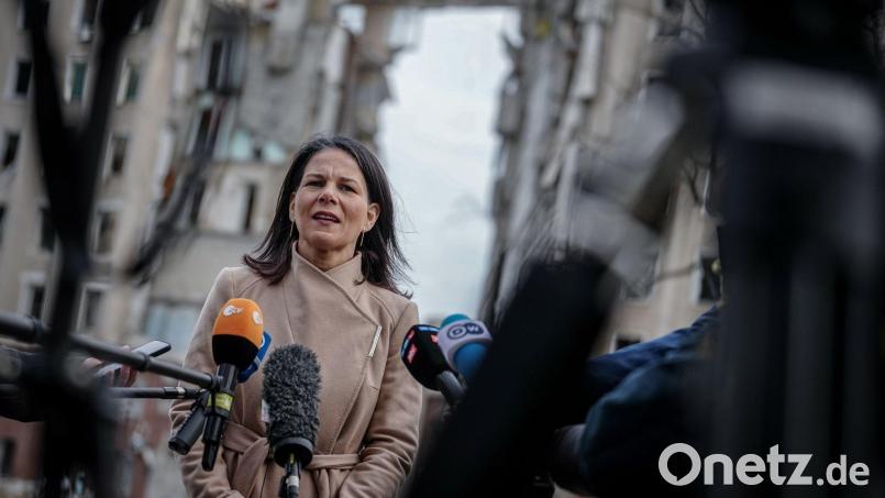 Annalena Baerbock vor dem zerstörten ehemaligen Sitz der Regionalverwaltung der Oblast Mykolajiw. Mykolajiw ist eine wichtige Hafenstadt in der Nähe von Odessa. Bild: Kay Nietfeld/dpa