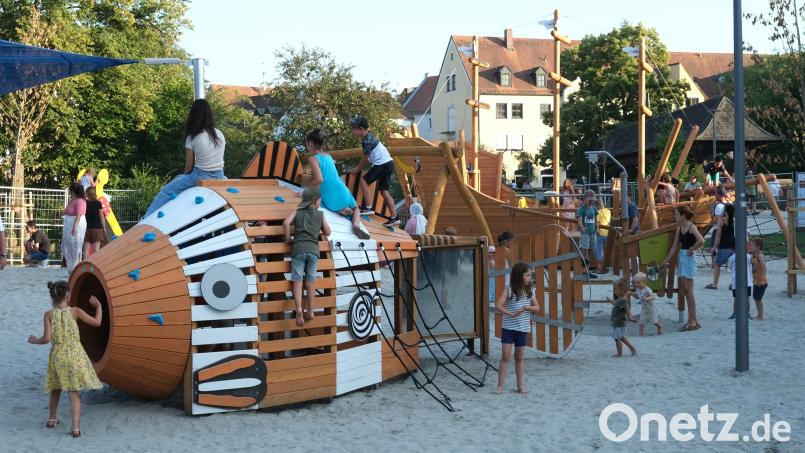Die Kinder nehmen den im vergangenen Jahr fertiggestellten Kletterparcours im Stadtpark in Beschlag. Nun erweitert die Stadt das Angebot um einen Abenteuerspielplatz mit Rutschturm, einer Schaukel und einem inklusiven Kletterparcours. Archivbild: Hirsch