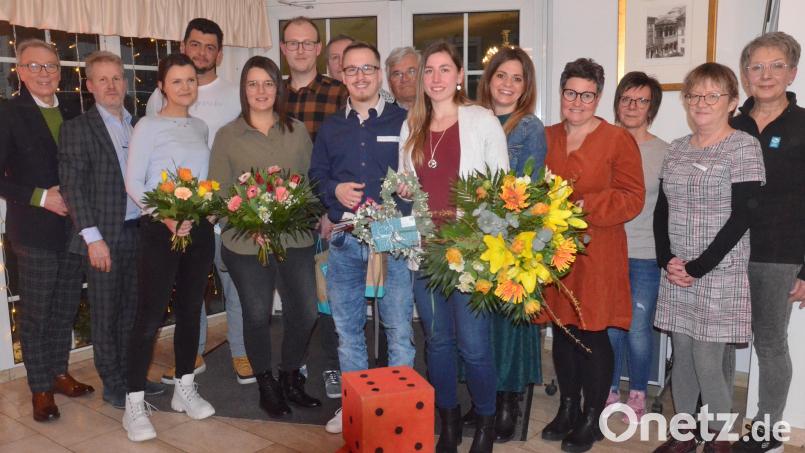 Die Gewinner der Weidener Hochzeitswochen stehen fest. Kerstin Schemmel und Christopher Bär (vorne Mitte) aus Weiden freuen sich über Gutscheine im Wert von 2500 Euro. Bild: Kunz