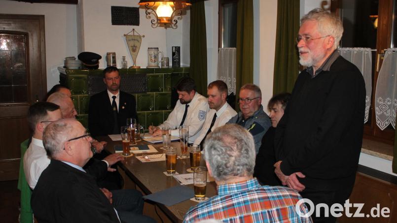 Bei der Hauptversammlung loben Pfarrer Edmund Prechtl (rechts) und Soldatenbund-Kreisvorsitzender Peter Lehr (vorn links) die erfolgreiche Arbeit der Krieger- und Soldatenkameradschaft Burkhardsreuth. Bild: bjp