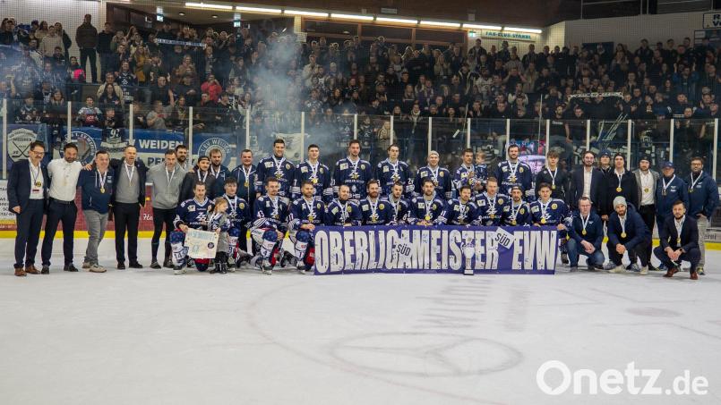 Am Freitag erhielten die Blue Devils den Pokal und die Medaillen für die Hauptrunden-Meisterschaft in der Oberliga Süd. Nach dem Match gegen Höchstadt (9:3) wurden die Weidener von den Fans gefeiert. Das letzte Spiel vor dem Play-off-Start gewannen die Blue Devils am Sonntag in Passau mit 11:4. Bild: Christian Kaminsky
