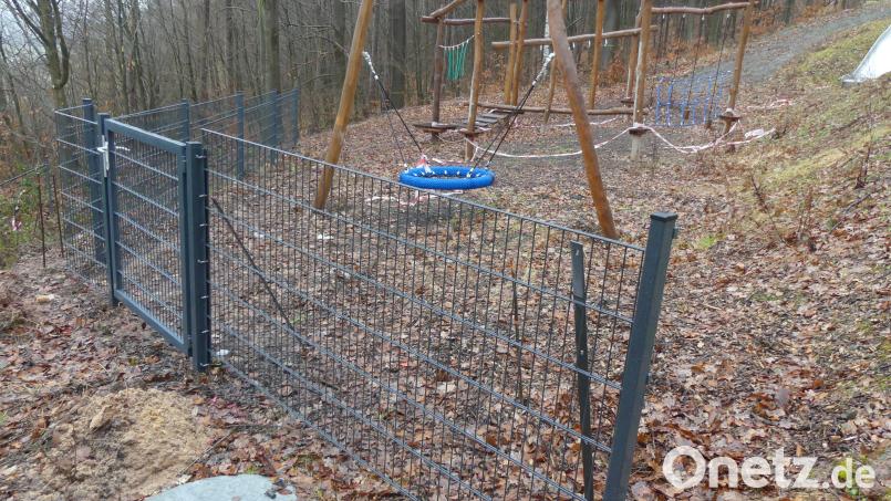 Nun kommt doch Bewegung in die Sache. Der Schutzzaun um den Spielplatz an der Kulmterrasse soll in diesen Tagen montiert werden. Bild: rn