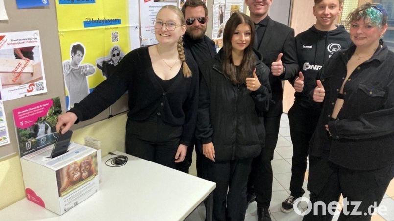 An der Amberger FOS/BOS können jetzt auch nicht mehr benötigte Handys abgegeben werden. Die Auszeichnung &quot;Umweltschule&quot; ist der Lohn dafür. Bild: Claudia Wittmann/exb