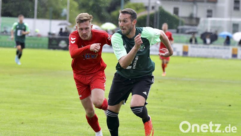 Nach dem Ausgleichstreffer von Mergim Bajrami (rechts, Szene aus der Partie gegen Bayern Hof) träumte die DJK Ammerthal beim ASV Neumarkt von einem Punktgewinn. Der sollte es im Bayernliga-Derby jedoch nicht werden. Archivbild: Hubert Ziegler