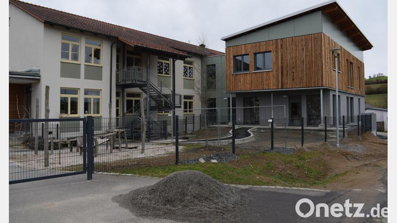 Die Erweiterung des Landkindergartens um Krippe und Hort war für die Gemeinde Trausnitz eine Mammutaufgabe. Im Mai soll jetzt Einweihung sein. Bild: bnr