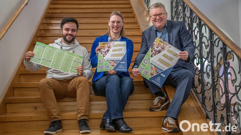 Die Ferien können kommen, das Programm dafür steht. Auf dem Foto von rechts nach links: Michael Cerny (Oberbürgermeister); Susanne Augustin (Leitung Referat für Jugend, Senioren und Soziales) und Florian Gebhardt (Kommunale Jugendarbeit Amberg) Bild: Michael Golinski, Stadt Amberg/exb