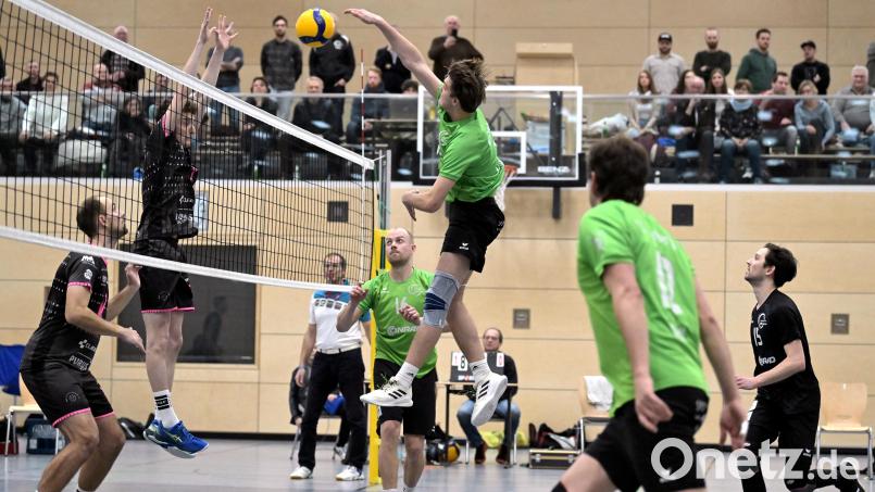 Johannes Helm (Mitte) und der VC DJK Amberg unterlagen beim TSV Eibelstadt mit 1:3. Archivbild: Hubert Ziegler