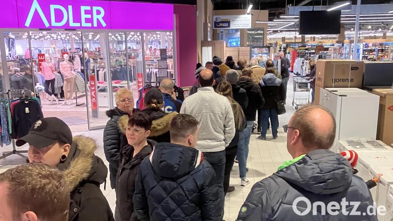 Kurz vor dem Verkaufsstart am Samstag um 10 Uhr bildete sich beim E-Center Grünbauer in Weiden eine Schlange von Eishockeyfans für Tickets für das Play-off-Achtelfinale der Blue Devils Weiden. Bild: fle
