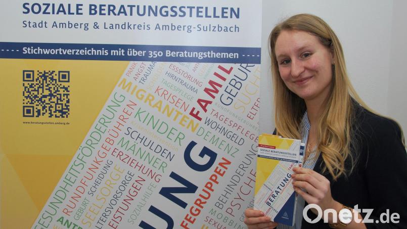 Sabrina Liermann mit der Broschüre „Soziale Beratungsstellen“ für die Stadt Amberg und den Landkreis Amberg-Sulzbach. Bild: gsp