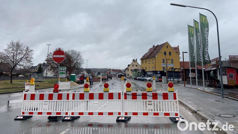 Stadteinwärts Richtung Zentrum in Grafenwöhr signalisiert die Straßensperre und das Verkehrszeichen eindeutig: &quot;Durchfahrt verboten&quot;. Bild: Stefanie Roth