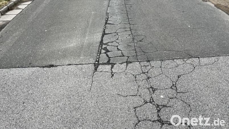 Bedingt durch den Umleitungsverkehr kam es zu massiven Straßenschäden wie hier auf dem Bild beim Schwarzachweg in Kröblitz. Bild: sns