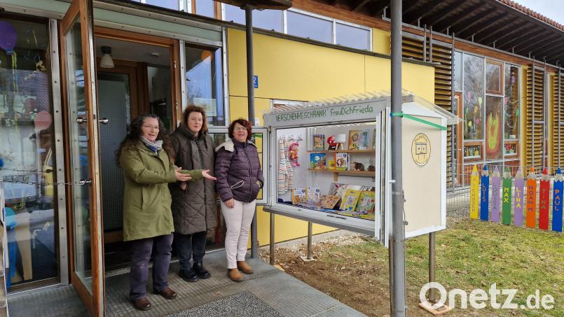 Der gefüllte Geschenkeschrank beim Kindergarten in Lintach, mit (von nlinks) Margit Haberberger, Mitgründerin des Verschenkeschankes, sowie Ulrike Schlaffer und Ulrike Schießlbauer vom Kindergarten St. Walburga in Lintach. Bild: jow