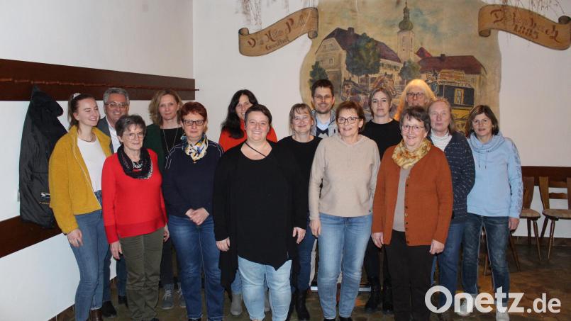 Der Obst- und Gartenbauverein Tiefenbach wählt Bianca Ederer (vorne Mitte) wieder zur Vorsitzenden. gewählt. Hier der neue Vorstand mit Bürgermeister Ludwig Prögler (Zweiter von.links) Bild: Nikolaus Scherr/exb