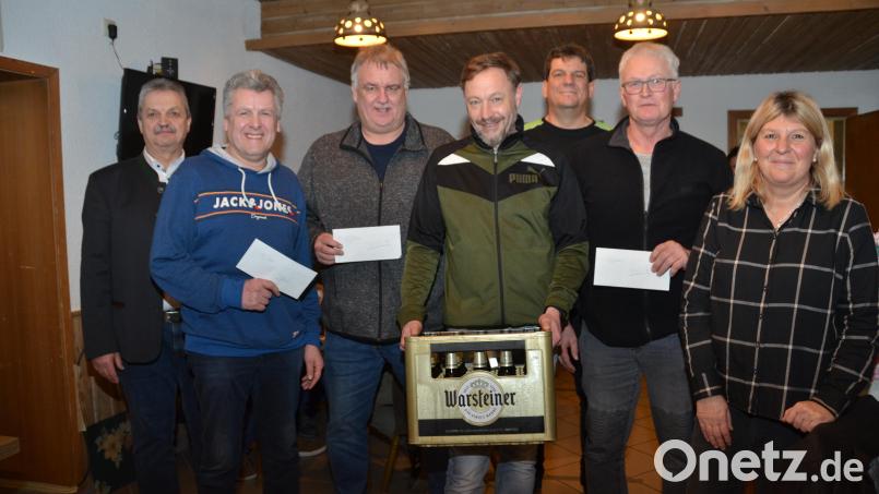 Mit 137 Punkten freut sich Joachim Seeberger aus Röttenbach (Dritter von links), aus dem mittelfränkischen Landkreis Erlangen-Höchstadt über die Siegprämie. Erhard Strobel aus Wendersreuth bei Kirchendemenreuth (Zweiter von rechts) holt sich den zweiten Platz. Über 200 Euro freut sich der Drittplatzierte Wolfgang Bergmann aus Saubersrieth (Zweiter von links). Der Trostpreis geht an diesem Abend mit 44 Punkten an Franz Dunka aus Pfreimd. Bürgermeister Andreas Wutzlhofer (links) überreicht zusammen mit Schützenmeister Robert Diermeier (Dritter von rechts) und Hauptorganisatorin Andrea Diermeier (rechts) die Preise. Bild: dob