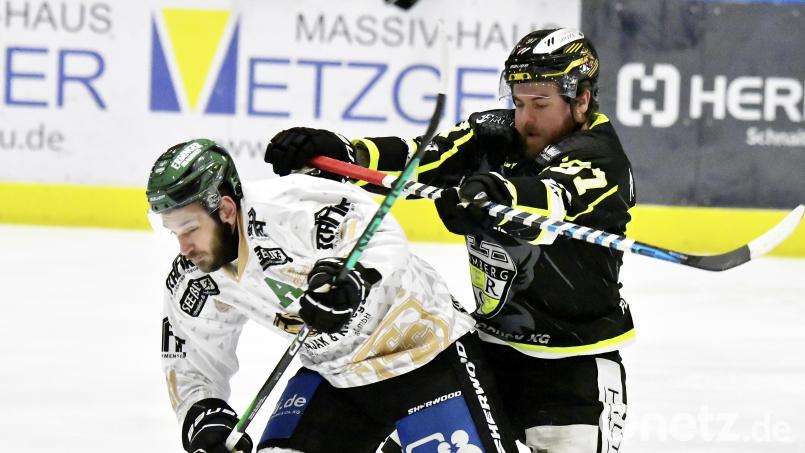 Daniel Krieger (rechts) vom ERSC Amberg gerät in dieser Szene mit einem Erdinger Gegenspieler aneinander. Bild: Hubert Ziegler