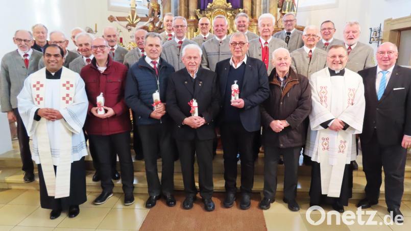 Die Jubilare (mit Kerze, von links): Thomas Fenk, Josef Pamler, Johann Rumpler und Georg Fritsche werden beim Hochfest der Marianischen Männerkongregation geehrt. Bild: Hans Apfelbacher/exb