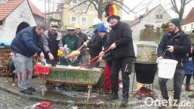 Der Geldbeutel wird im Fasching arg strapaziert. Auf dem Seebarner Dorfplatz werden sie nach alter Tradition gewaschen. Bild: mad