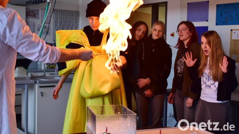 Experimente mit Aha-Effekt: Beim Tag der offenen Tür der FOS/BOS Weiden erleben die Besucher ein abwechslungsreiches Programm. Bild: Emily Hagler