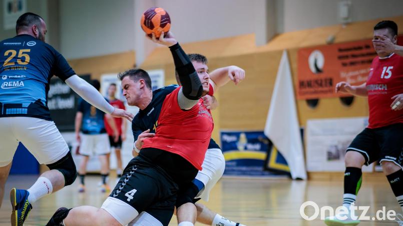 Die Handballer der HSG Weiden (blaue Trikots) erkämpften sich beim HV Oberviechtach ein 23:23. Bild: Guenter Uschold