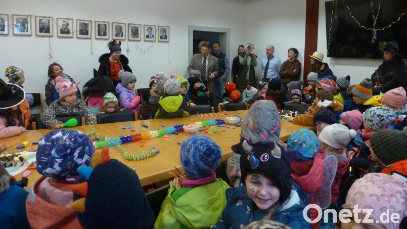De Kinder stürmen das Rathaus und haben mächtig Spaß dabei. Bild: Kindergarten Schmidgaden/exb
