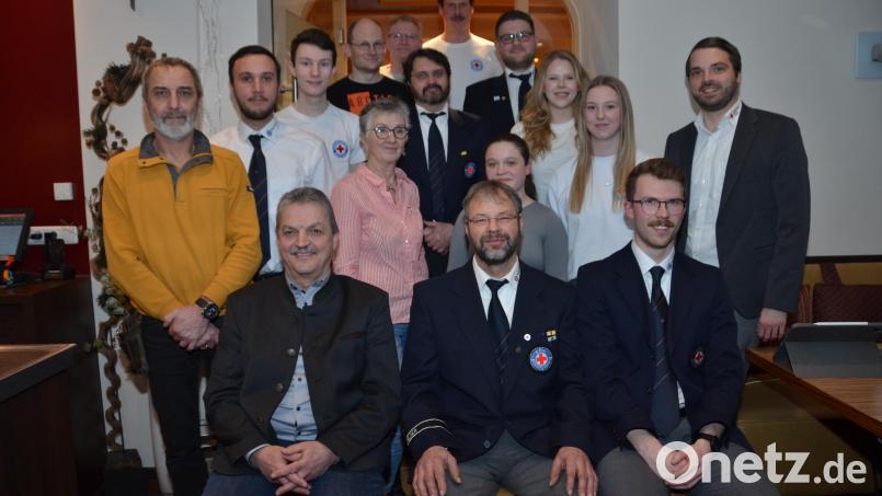 Langjährige Mitglieder sind das Rückgrat der Wasserwacht-Ortsgruppe und Ratgeber für die Jüngeren. Ortsvorsitzender Corbinian Kraus (sitzend, rechts), selbst unter den Geehrten, freut sich über viele neue Mitglieder im Jugendbereich, die auch aktiv an den Ausbildungen teilnehmen. Bürgermeister Andreas Wutzlhofer (sitzend, links) dankte für die gute Zusammenarbeit beim städtischen Freibad. Bild: dob