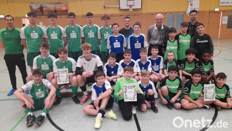 Die ersten drei Titelträger der Schulfußball-Stadtmeisterschaften holten sich (von links) in der Altersklasse I das GMG (grün) mit Matthias Harbauer, in der AK-IV der weiterführenden Schulen die Schönwerth-Realschule (blau) und für die Mittelschulen die Dreifaltigkeits-Mittelschule (grün/schwarz) mit Philipp Keilholz; mit auf dem Bild Schiri Adolf Binner in schwarz/weiß. Bild: gel