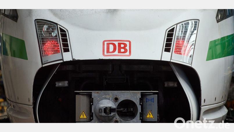 Das Logo der Deutschen Bahn ist auf der Front eines ICE zu sehen. Symbolbild: Bernd Thissen/dpa