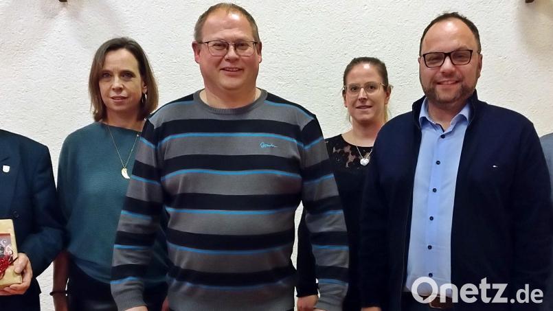 Alexander Hecht (Zweiter von rechts) ist nun auch Gruppenvorsitzender. Sein Stellvertreter ist Thomas Wegmann (Dritter von links). Die Kasse führt Andrea Krauß (Zweite von links), ums Schriftwesen kümmert sich Steffi Übelmesser. Gast in Brand war der Vorsitzende des Sängerkreises Nordoberpfalz, Karl Hermann (rechts). Ein herzlicher Dank galt Siegmar Bräutigam (links): Er hatte die Sängergruppe Max Reger 18 Jahre geführt.. Bild: ld