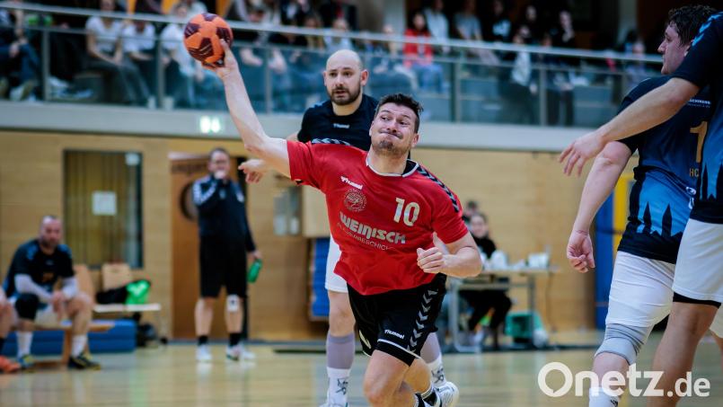 Maximilian Fütterer erzielte beim 23:23 gegen die HSG Weiden fünf Tore für den HV Oberviechtach. Bild: Guenter Uschold