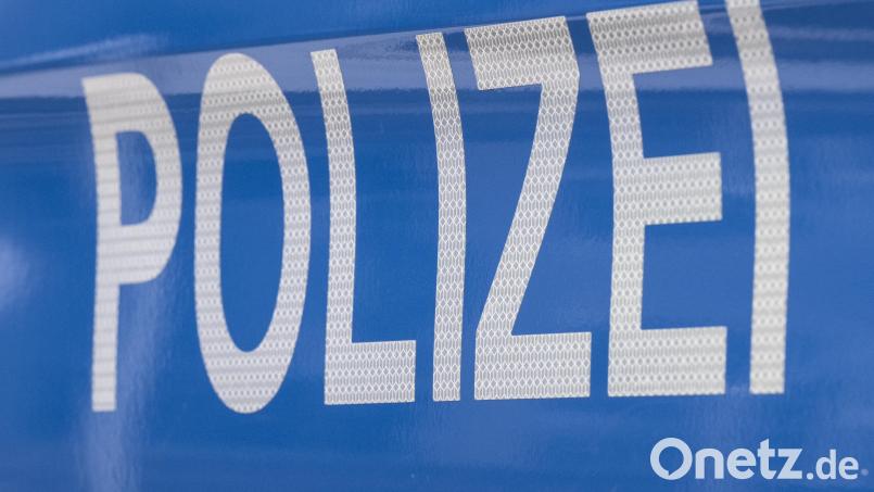 Ein Autofahrer hat auf der Kreisstraße NEW 37 einen Unfall verursacht und ist im Anschluss geflohen. Symbolbild: Boris Roessler/dpa