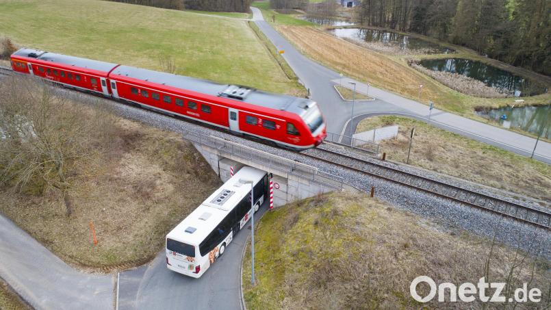 Die neue Bahnunterführung in Großalbershof machte vor einigen Jahren Schlagzeilen wegen einer zu geringen Durchfahrtshöhe, was Linienbusse und Lkw vor Probleme stellte. Jetzt geht es bei diesem neuralgischen Punkt um eine Verbesserung der Situation für Fahrradfahrer und Fußgänger. Bild: Thilo Hierstetter